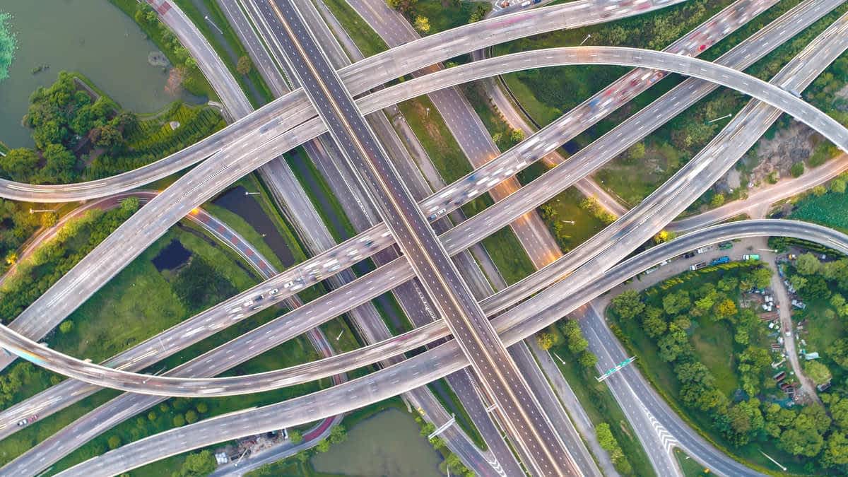 Internal Linking Rules – network graph showing hub → spoke and sibling links (SEO · Links)